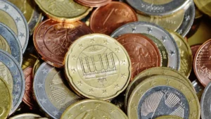 Monedas de euro apiladas: dinero para amortizar la hipoteca anticipadamente