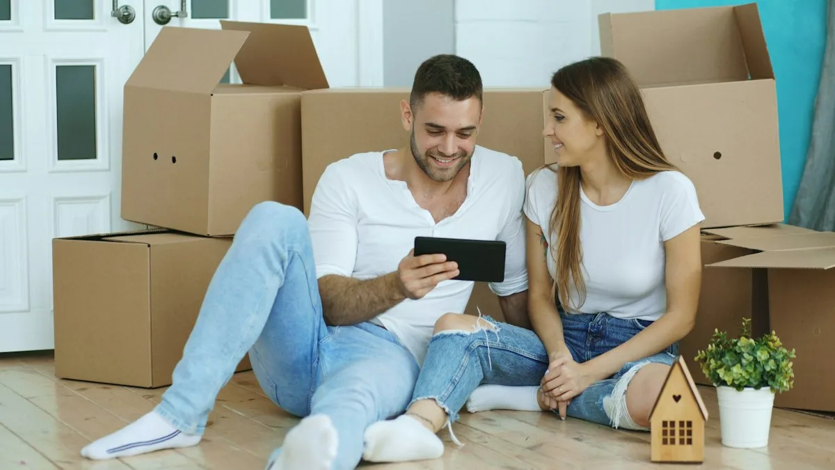 Pareja revisando en una tableta cómo pedir el aval ICO para su hipoteca