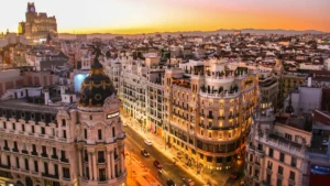 Vista aérea de la Gran Vía de Madrid: cuánto hay que ganar para comprar casa en Madrid