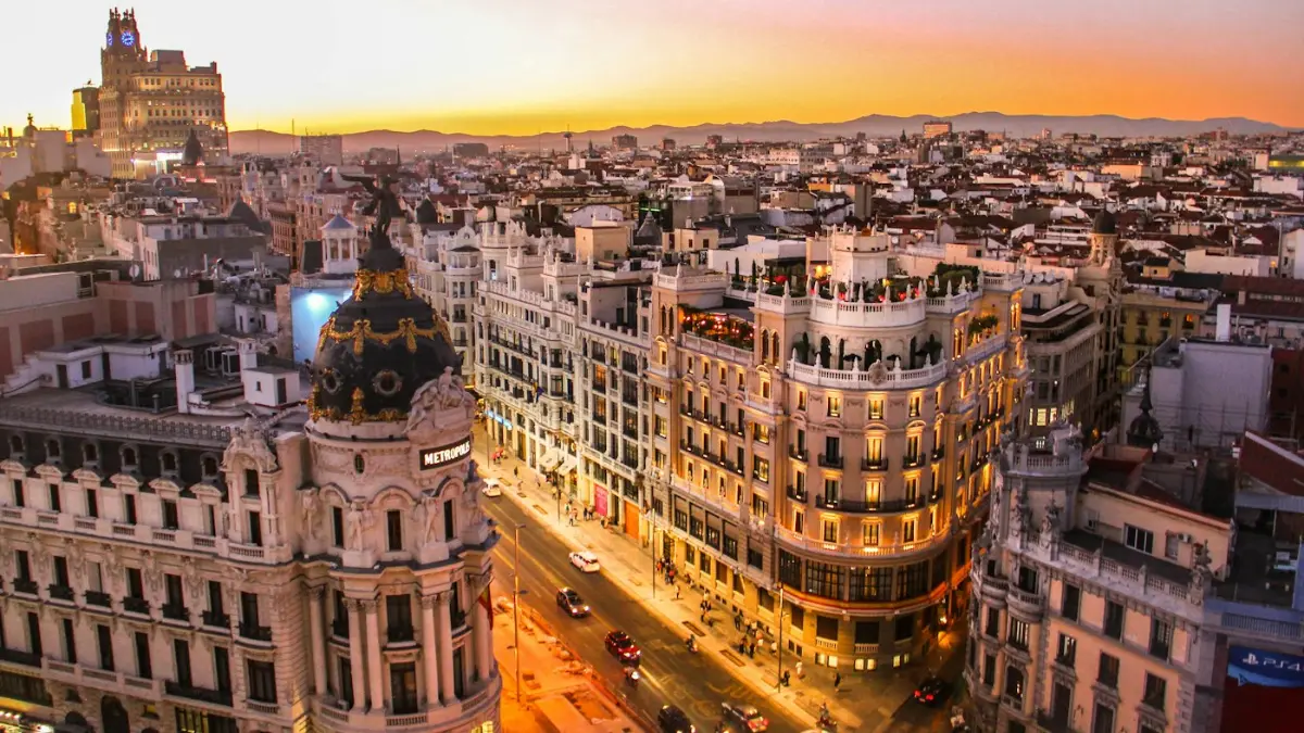 Vista aérea de la Gran Vía de Madrid: cuánto hay que ganar para comprar casa en Madrid