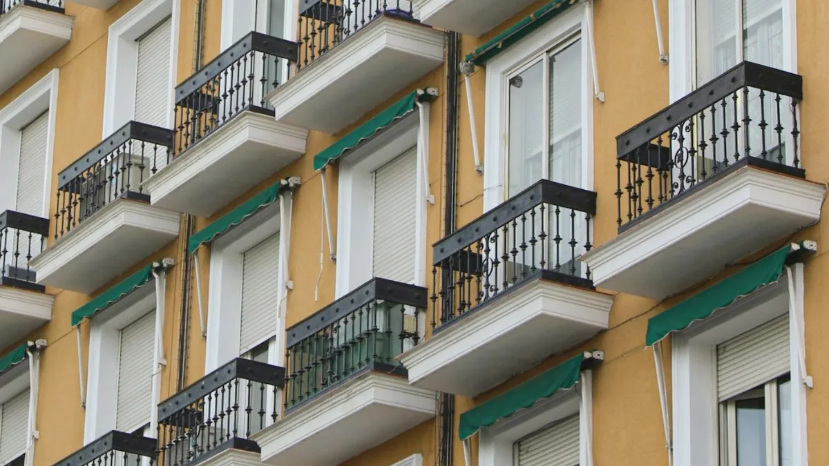 Fachada de un bloque de pisos con balcones: cuota de hipoteca de un piso en Guadalajara