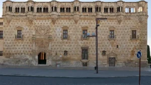 Fachada del Palacio del Infantado en Guadalajara, ciudad donde pedir una hipoteca en 2026