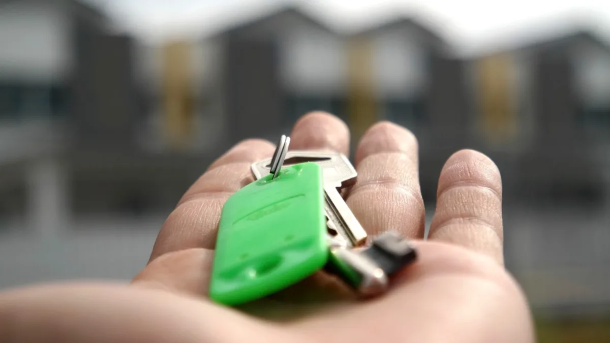 Mano sujetando las llaves de una vivienda tras firmar la hipoteca