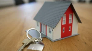 Maqueta de una casa sobre la mesa: mercado hipotecario en el último trimestre de 2026
