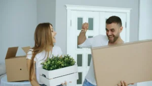 Pareja feliz mudándose a su primera vivienda comprada con Mi Primera Vivienda Madrid
