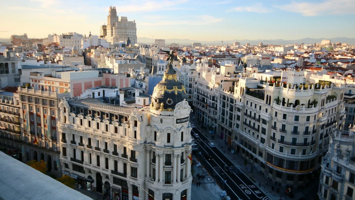 Edificios de la Gran Vía de Madrid, donde comparar Mi Primera Vivienda y el aval ICO