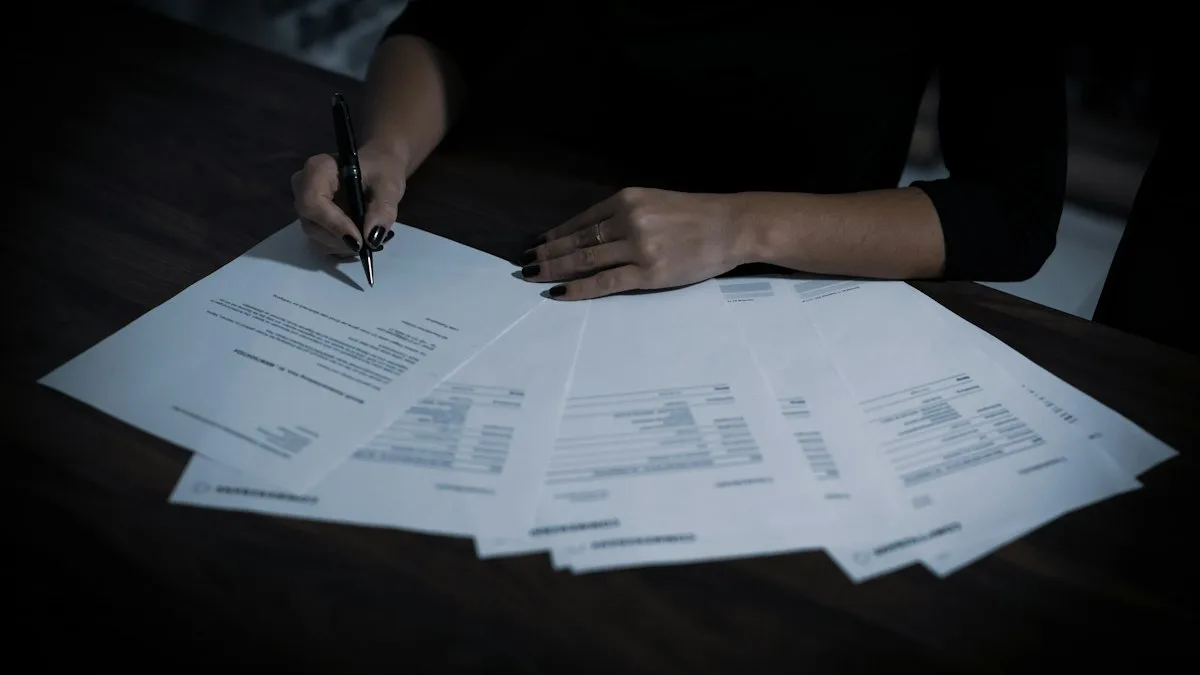 Mujer revisando papeles para pasar su hipoteca variable a fija