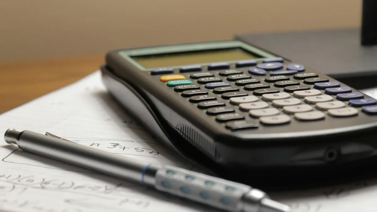 Calculadora y bolígrafo para calcular el sueldo necesario para una hipoteca en Madrid