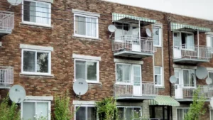 Bloque de viviendas de ladrillo con balcones: tasación de una vivienda para la hipoteca